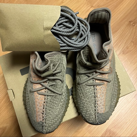 Yeezy 350 V2 Sand Taupe - Picture 2 of 8
